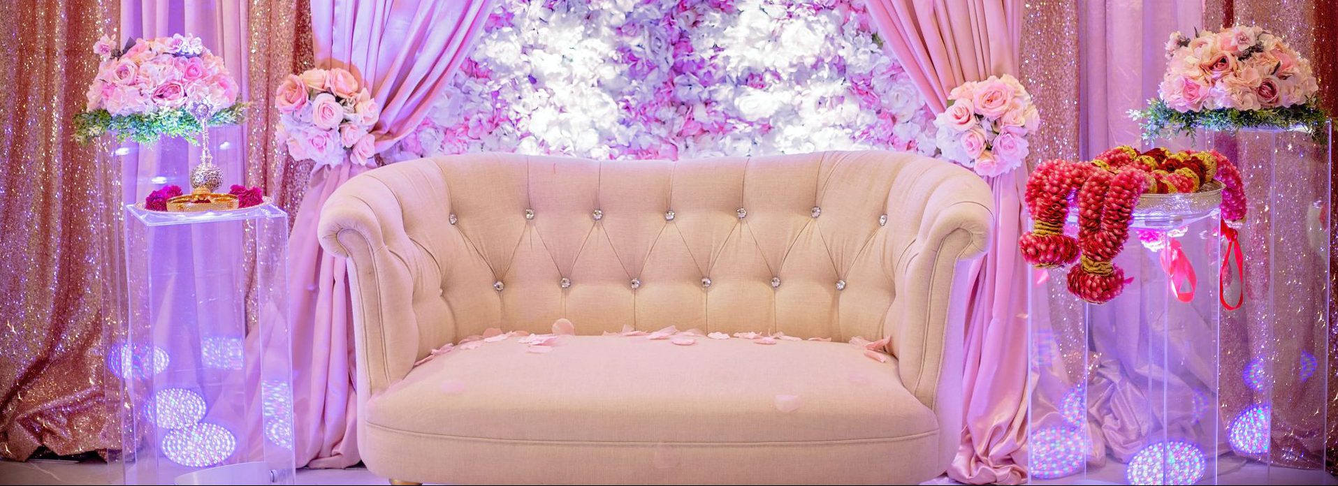Moderne roze loveseat | Hoogebeen Interieur Moderne roze loveseat | Hoogebeen Interieur